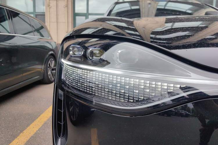 Used Hima AITO M9 2024 Range-Extended Ultra Version 52 kWh 5-Seater Model Right Front Headlight