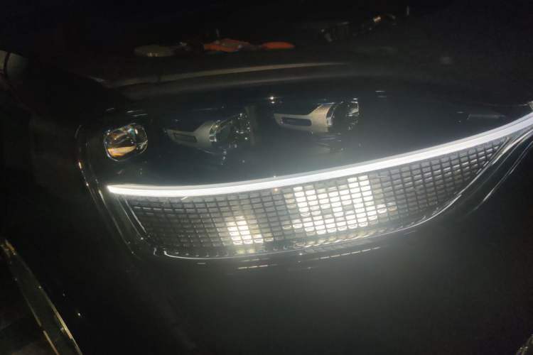 Used Hima AITO M9 2024 Range-Extended Ultra Version 42 kWh 6-Seater Model Right Front Headlight