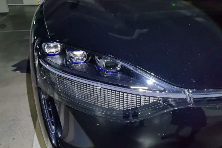 Used Hima AITO M9 2024 Range-Extended Ultra Version 52 kWh 6-Seater Model Right Front Headlight