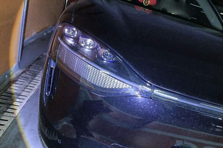 Used Hima AITO M9 2024 Range-Extended Ultra Version 42 kWh 6-Seater Model Right Front Headlight