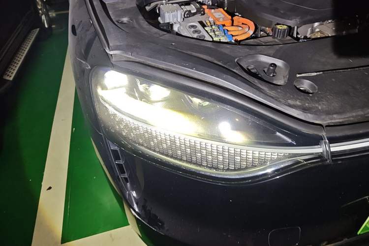 Used Hima AITO M9 2024 Range-Extended Ultra Version 52 kWh 6-Seater Model Right Front Headlight