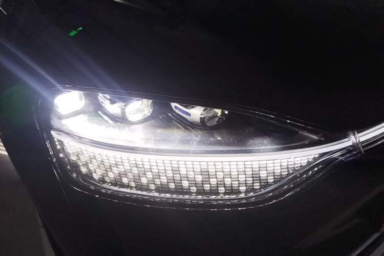 Used Hima AITO M9 2024 Range-Extended Ultra Version 52 kWh 6-Seater Model Right Front Headlight