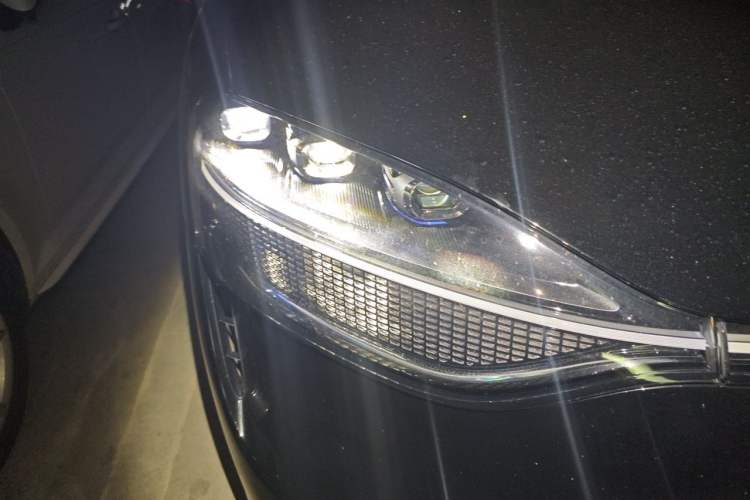 Used Hima AITO M9 2024 Range-Extended Ultra Version 52 kWh 5-Seater Model Right Front Headlight