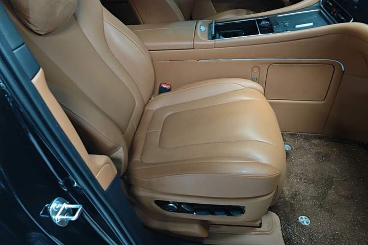 Used Hima AITO M9 2024 Range-Extended Ultra Version 52 kWh 6-Seater Model Right Front Seat