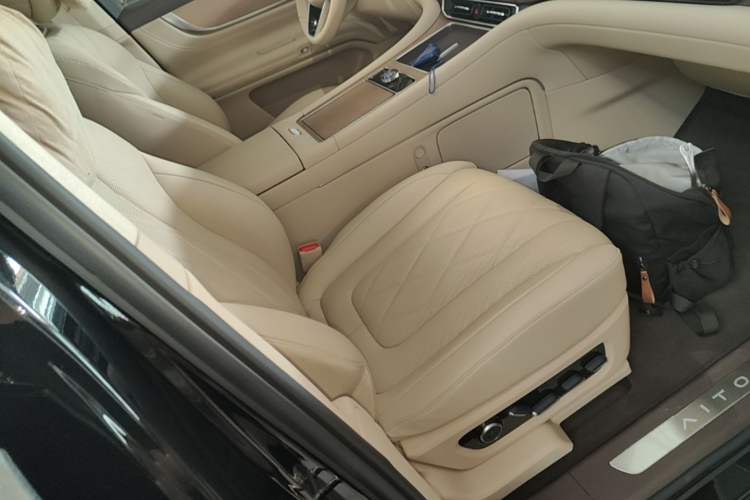 Used Hima AITO M9 2024 Range-Extended Ultra Version 42 kWh 6-Seater Model Right Front Seat