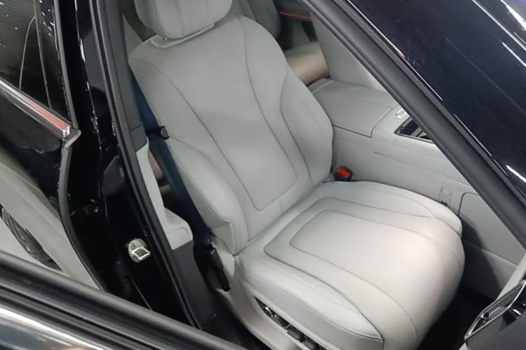 Used Hima AITO M9 2024 Range-Extended Ultra Version 52 kWh 6-Seater Model Right Front Seat