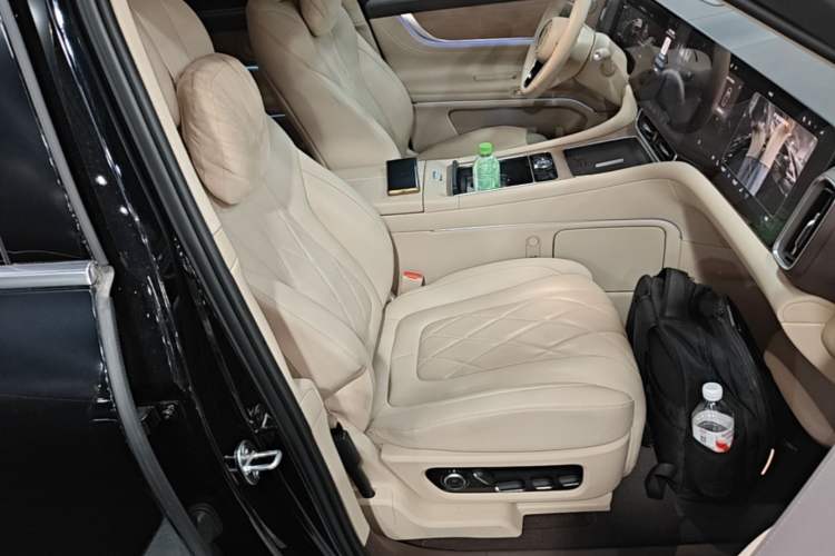 Used Hima AITO M9 2024 Range-Extended Ultra Version 52 kWh 5-Seater Model Right Front Seat