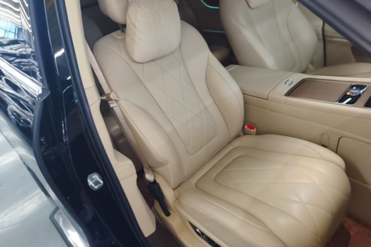 Used Hima AITO M9 2024 Range-Extended Ultra Version 42 kWh 6-Seater Model Right Front Seat