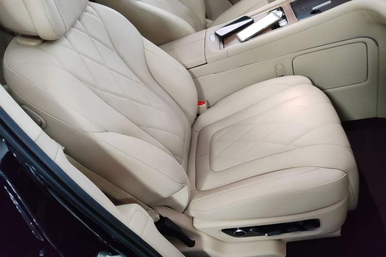Used Hima AITO M9 2024 Range-Extended Max Edition 42 kWh 6-Seater Version Right Front Seat