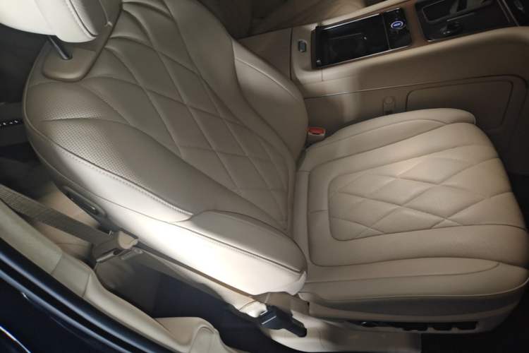 Used Hima AITO M9 2024 Range-Extended Ultra Version 52 kWh 6-Seater Model Right Front Seat