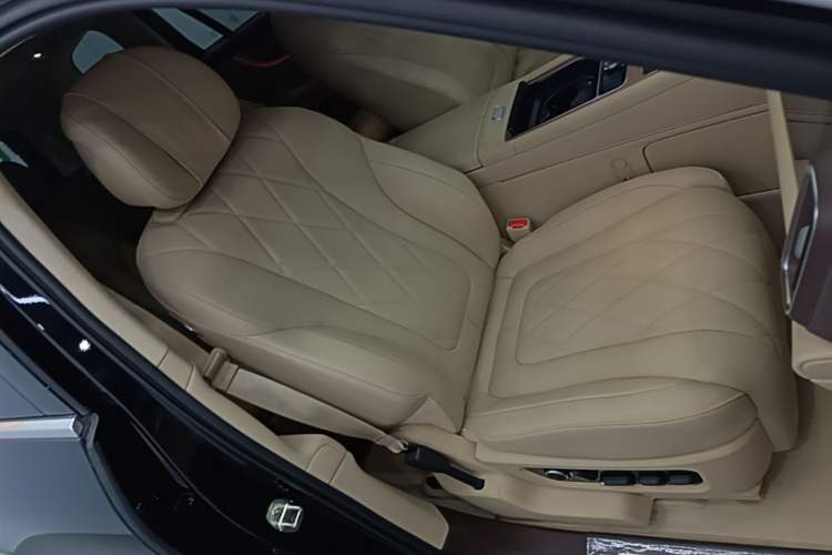 Used Hima AITO M9 2024 Range-Extended Ultra Version 42 kWh 6-Seater Model Right Front Seat