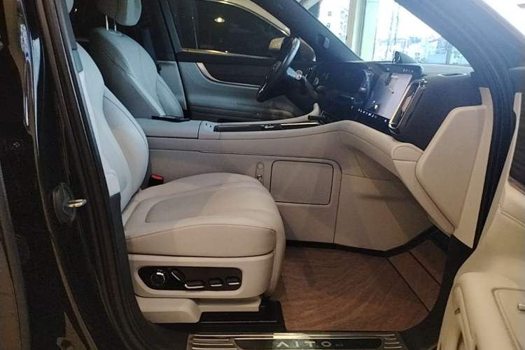Used Hima AITO M9 2024 Range-Extended Ultra Version 42 kWh 6-Seater Model Right Front Seat