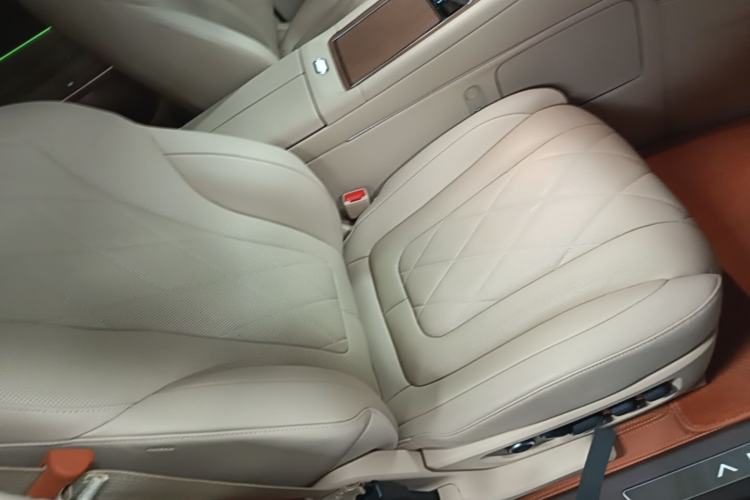 Used Hima AITO M9 2024 Range-Extended Ultra Version 42 kWh 6-Seater Model Right Front Seat