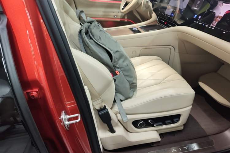 Used Hima AITO M9 2024 Range-Extended Ultra Version 52 kWh 6-Seater Model Right Front Seat