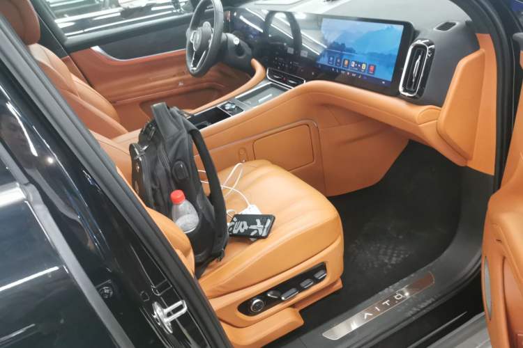 Used Hima AITO M9 2024 Range-Extended Ultra Version 42 kWh 6-Seater Model Right Front Seat