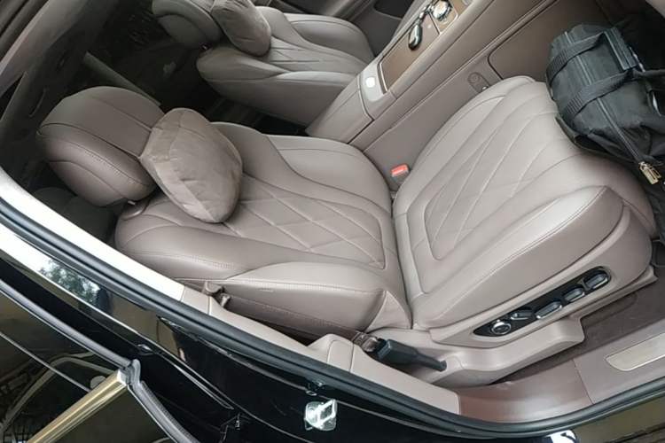 Used Hima AITO M9 2024 Range-Extended Ultra Version 52 kWh 6-Seater Model Right Front Seat
