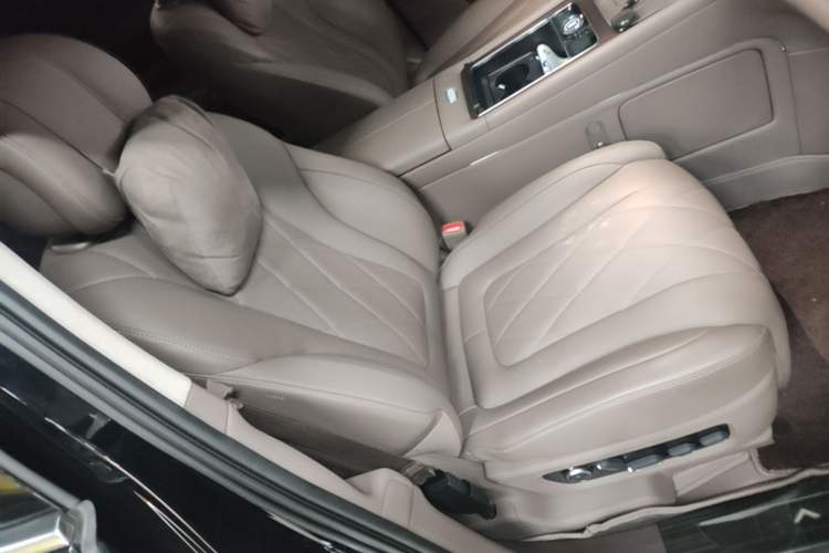 Used Hima AITO M9 2024 Range-Extended Ultra Version 52 kWh 5-Seater Model Right Front Seat