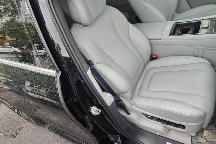 Used Hima AITO M9 2024 Range-Extended Max Edition 42 kWh 6-Seater Version Right Front Seat