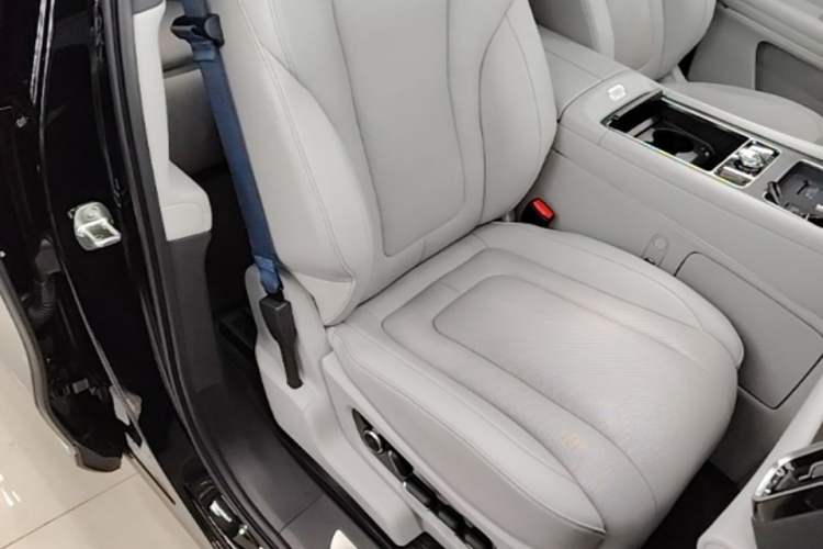 Used Hima AITO M9 2024 Range-Extended Ultra Version 42 kWh 6-Seater Model Right Front Seat