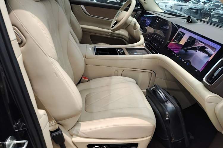 Used Hima AITO M9 2024 Range-Extended Ultra Version 52 kWh 6-Seater Model Right Front Seat