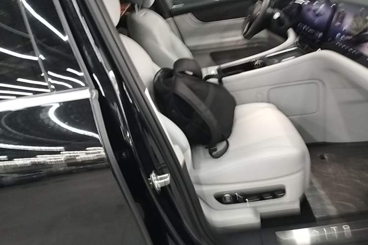 Used Hima AITO M9 2024 Range-Extended Max Edition 52 kWh 6-Seater Version Right Front Seat