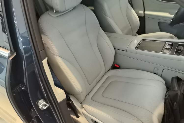 Used Hima AITO M9 2024 Range-Extended Ultra Version 42 kWh 6-Seater Model Right Front Seat