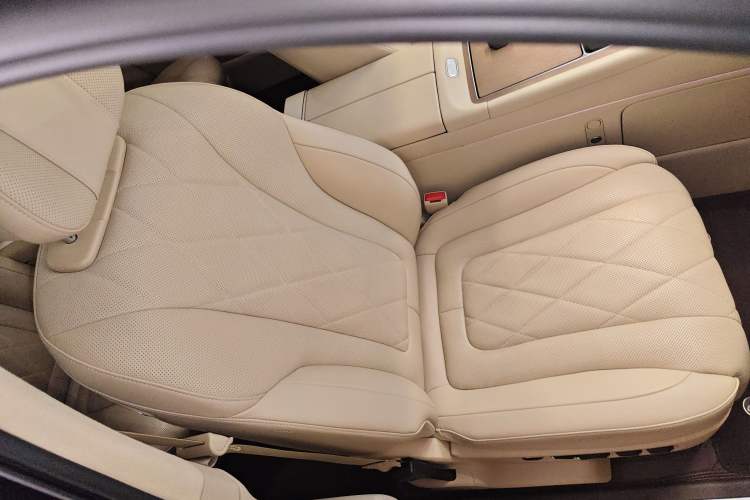 Used Hima AITO M9 2024 Range-Extended Max Edition 42 kWh 6-Seater Version Right Front Seat