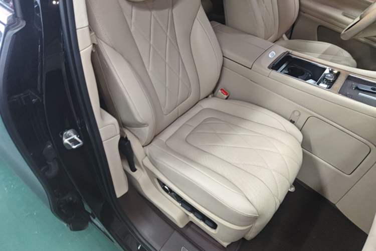 Used Hima AITO M9 2024 Range-Extended Ultra Version 52 kWh 6-Seater Model Right Front Seat