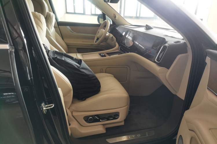 Used Hima AITO M9 2024 Range-Extended Ultra Version 52 kWh 5-Seater Model Right Front Seat
