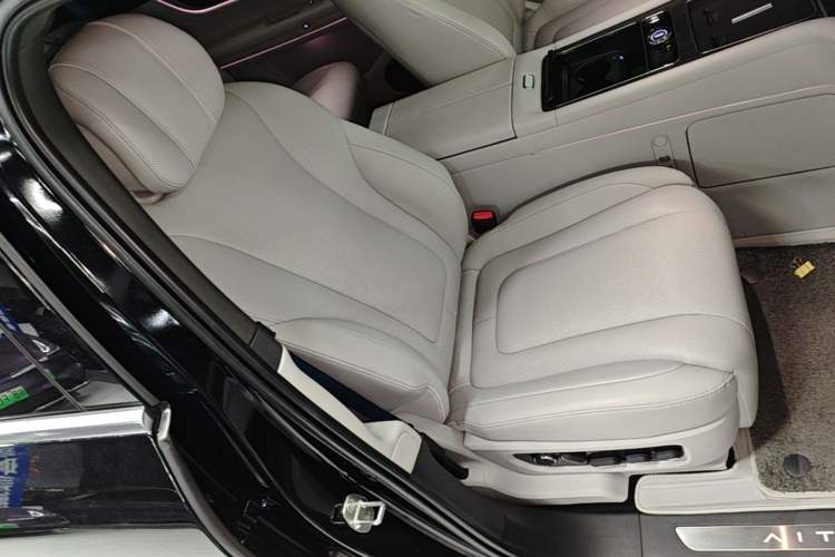 Used Hima AITO M9 2024 Range-Extended Ultra Version 42 kWh 6-Seater Model Right Front Seat