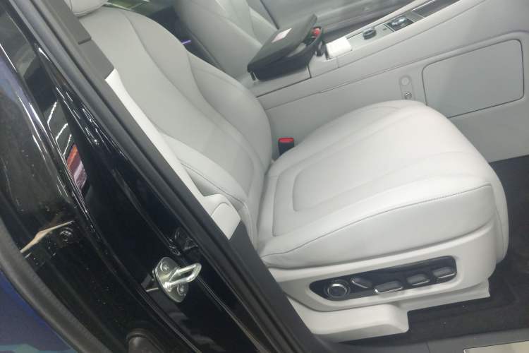 Used Hima AITO M9 2024 Range-Extended Ultra Version 42 kWh 6-Seater Model Right Front Seat