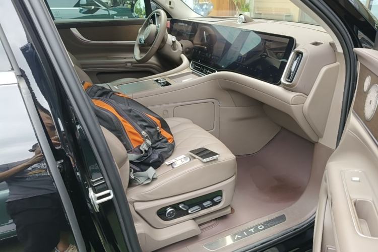 Used Hima AITO M9 2024 Range-Extended Ultra Version 52 kWh 6-Seater Model Right Front Seat