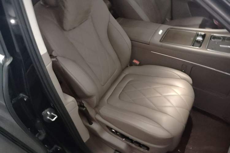 Used Hima AITO M9 2024 Range-Extended Ultra Version 52 kWh 5-Seater Model Right Front Seat