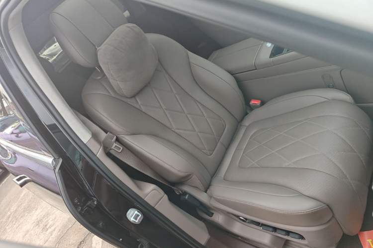 Used Hima AITO M9 2024 Range-Extended Ultra Version 42 kWh 6-Seater Model Right Front Seat