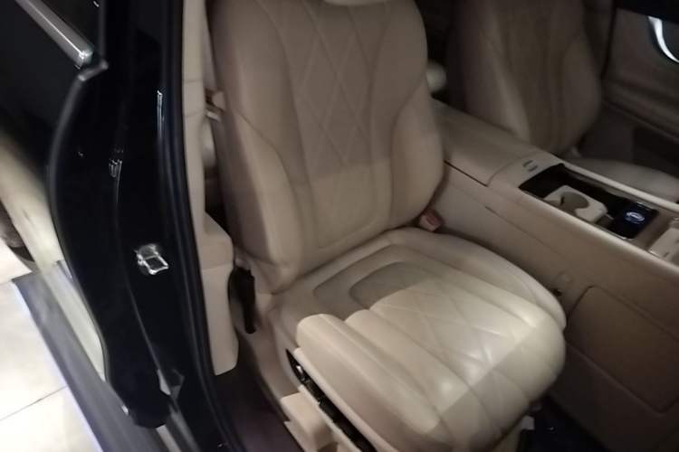 Used Hima AITO M9 2024 Range-Extended Max Edition 42 kWh 6-Seater Version Right Front Seat