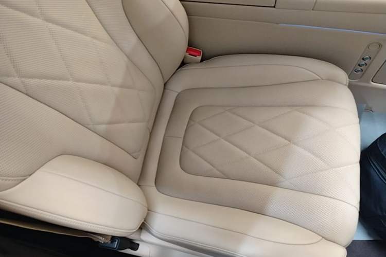 Used Hima AITO M9 2024 Range-Extended Ultra Version 52 kWh 6-Seater Model Right Front Seat