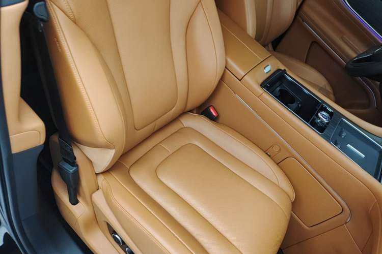 Used Hima AITO M9 2024 Range-Extended Ultra Version 42 kWh 6-Seater Model Right Front Seat