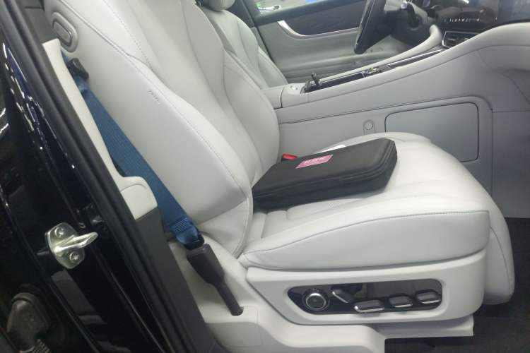 Used Hima AITO M9 2024 Range-Extended Ultra Version 42 kWh 6-Seater Model Right Front Seat