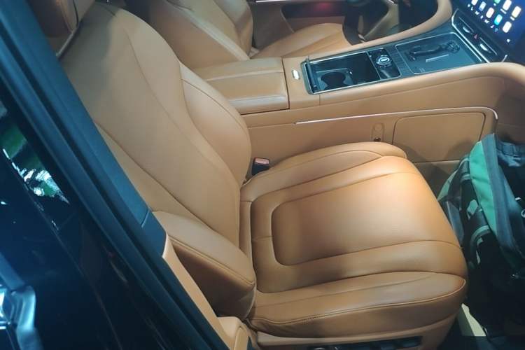Used Hima AITO M9 2024 Range-Extended Max Edition 42 kWh 6-Seater Version Right Front Seat