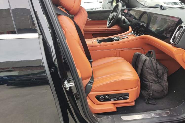 Used Hima AITO M9 2024 Range-Extended Ultra Version 42 kWh 6-Seater Model Right Front Seat