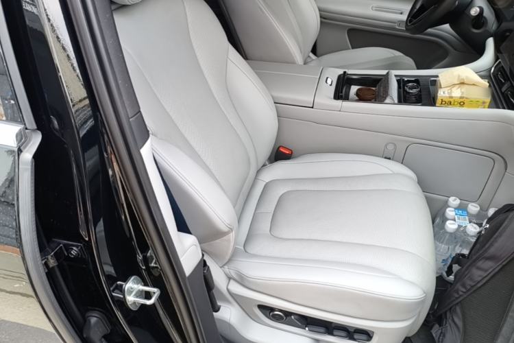 Used Hima AITO M9 2024 Range-Extended Ultra Version 52 kWh 6-Seater Model Right Front Seat