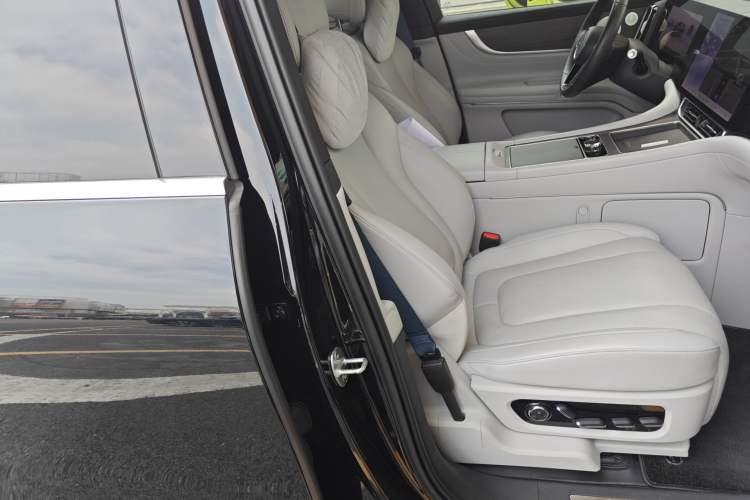 Used Hima AITO M9 2024 Range-Extended Ultra Version 42 kWh 6-Seater Model Right Front Seat