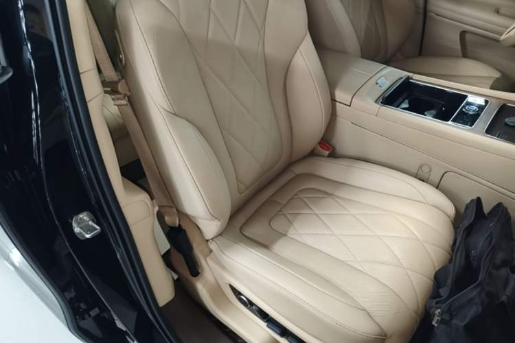 Used Hima AITO M9 2024 Range-Extended Max Edition 42 kWh 6-Seater Version Right Front Seat
