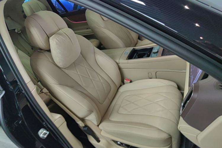 Used Hima AITO M9 2024 Range-Extended Ultra Version 42 kWh 6-Seater Model Right Front Seat