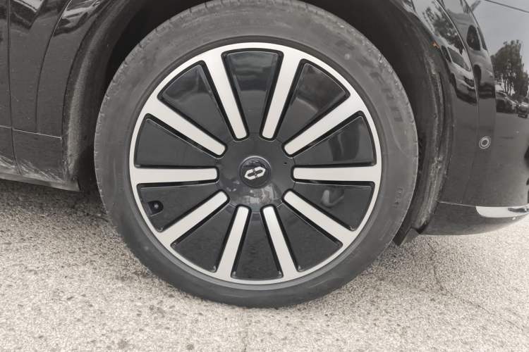 Used Hima AITO M9 2024 Range-Extended Ultra Version 52 kWh 6-Seater Model Right Front Wheel Hub