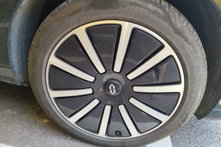 Used Hima AITO M9 2024 Range-Extended Ultra Version 42 kWh 6-Seater Model Right Front Wheel Hub