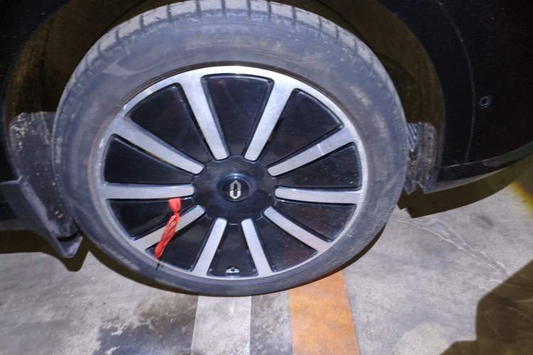Used Hima AITO M9 2024 Range-Extended Ultra Version 42 kWh 6-Seater Model Right Front Wheel Hub