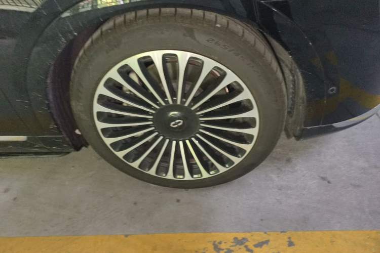 Used Hima AITO M9 2024 Range-Extended Ultra Version 42 kWh 6-Seater Model Right Front Wheel Hub