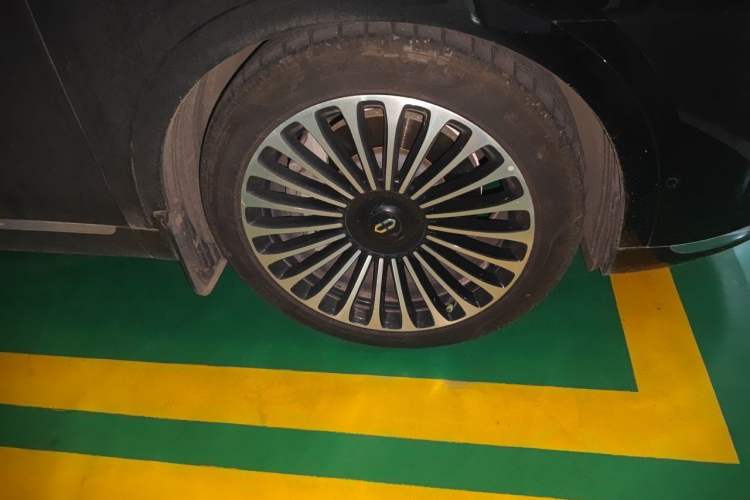 Used Hima AITO M9 2024 All-Electric Ultra Version 100 kWh 6-Seater Model Right Front Wheel Hub