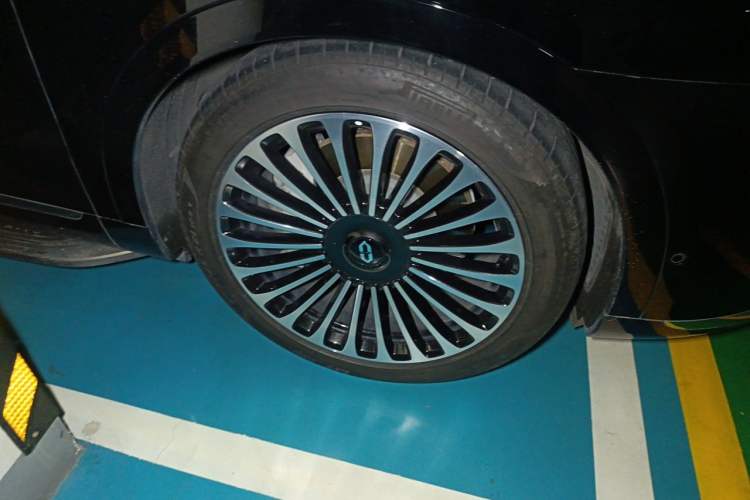 Used Hima AITO M9 2024 Range-Extended Ultra Version 42 kWh 6-Seater Model Right Front Wheel Hub